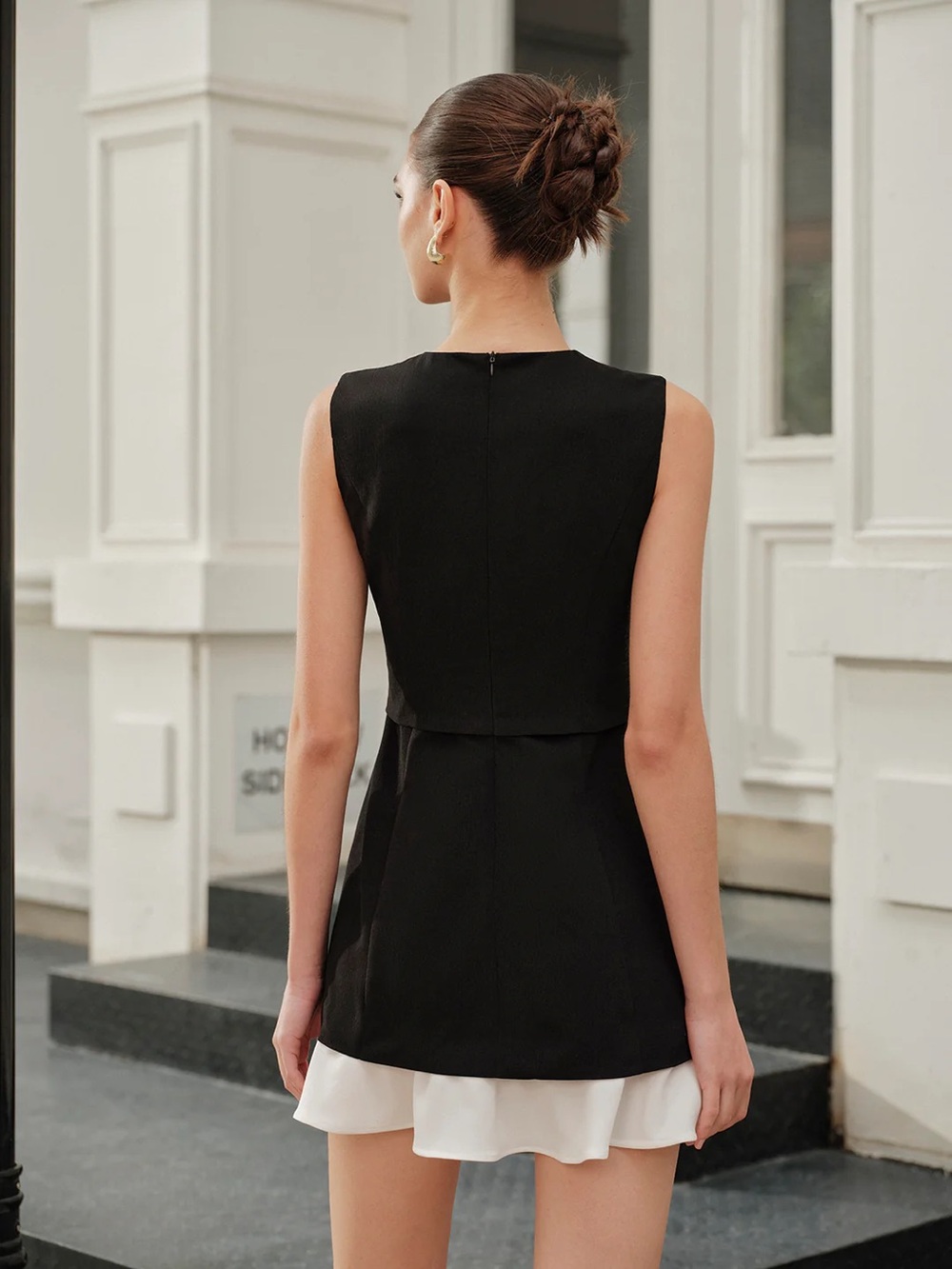 108 Pockets Ruffled Hem Buttoned Sleeveless Dress - Picture 8 of 8
